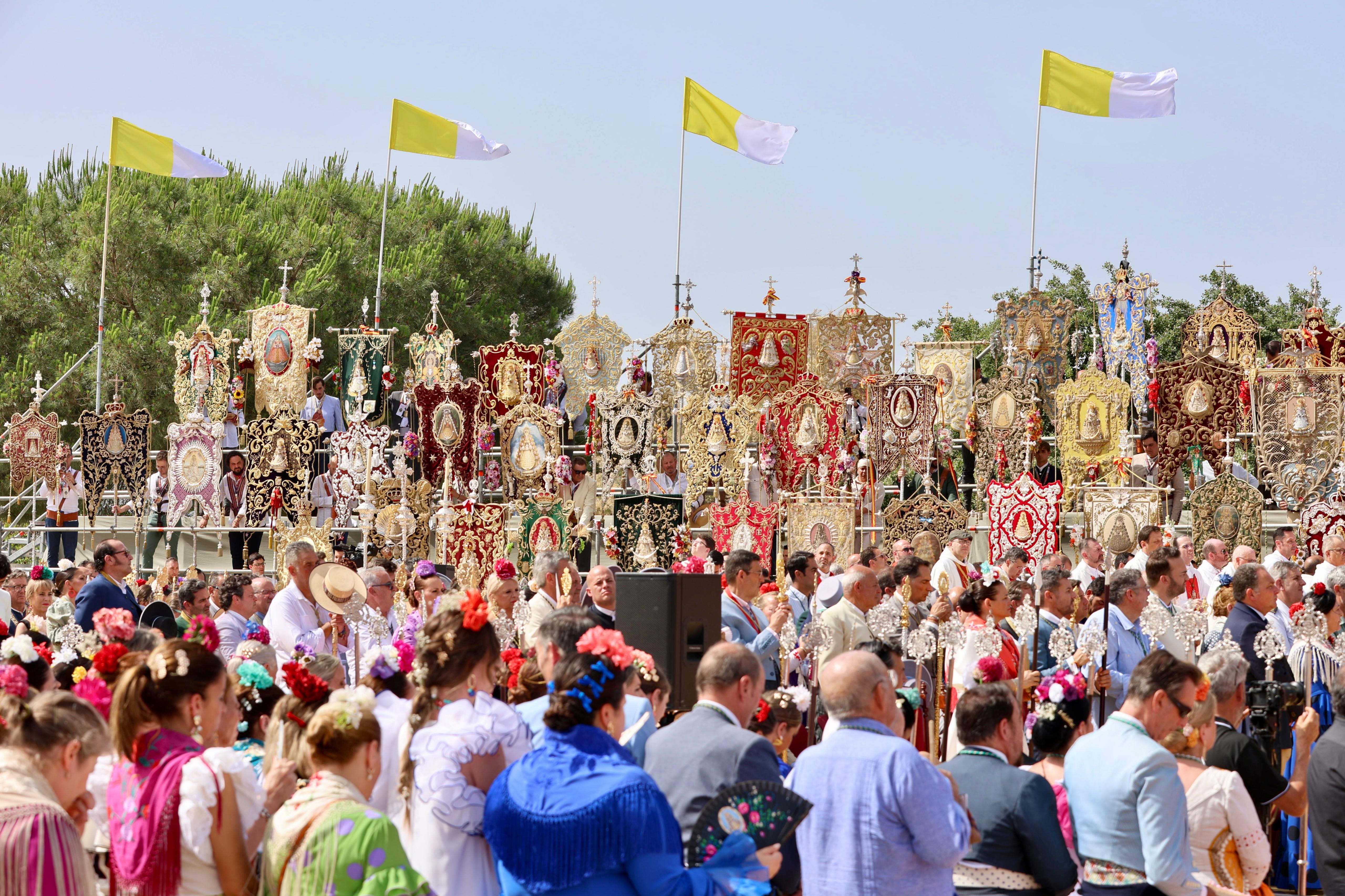El Rocío 2025: La Misa de Pentecostés, en imágenes