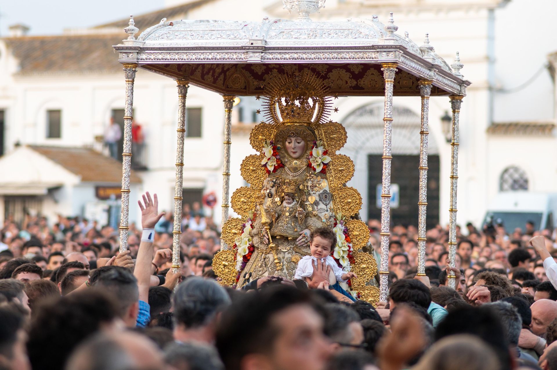 Las estampas que ha dejado la histórica procesión de la Virgen del Rocío por su aldea este 2025