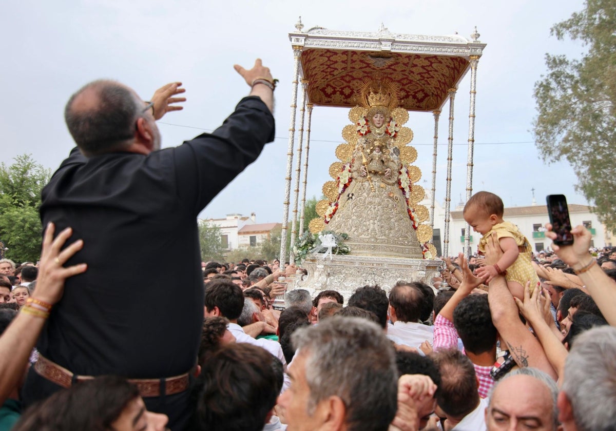 Un momento de la procesión por El Rocío, ya de día