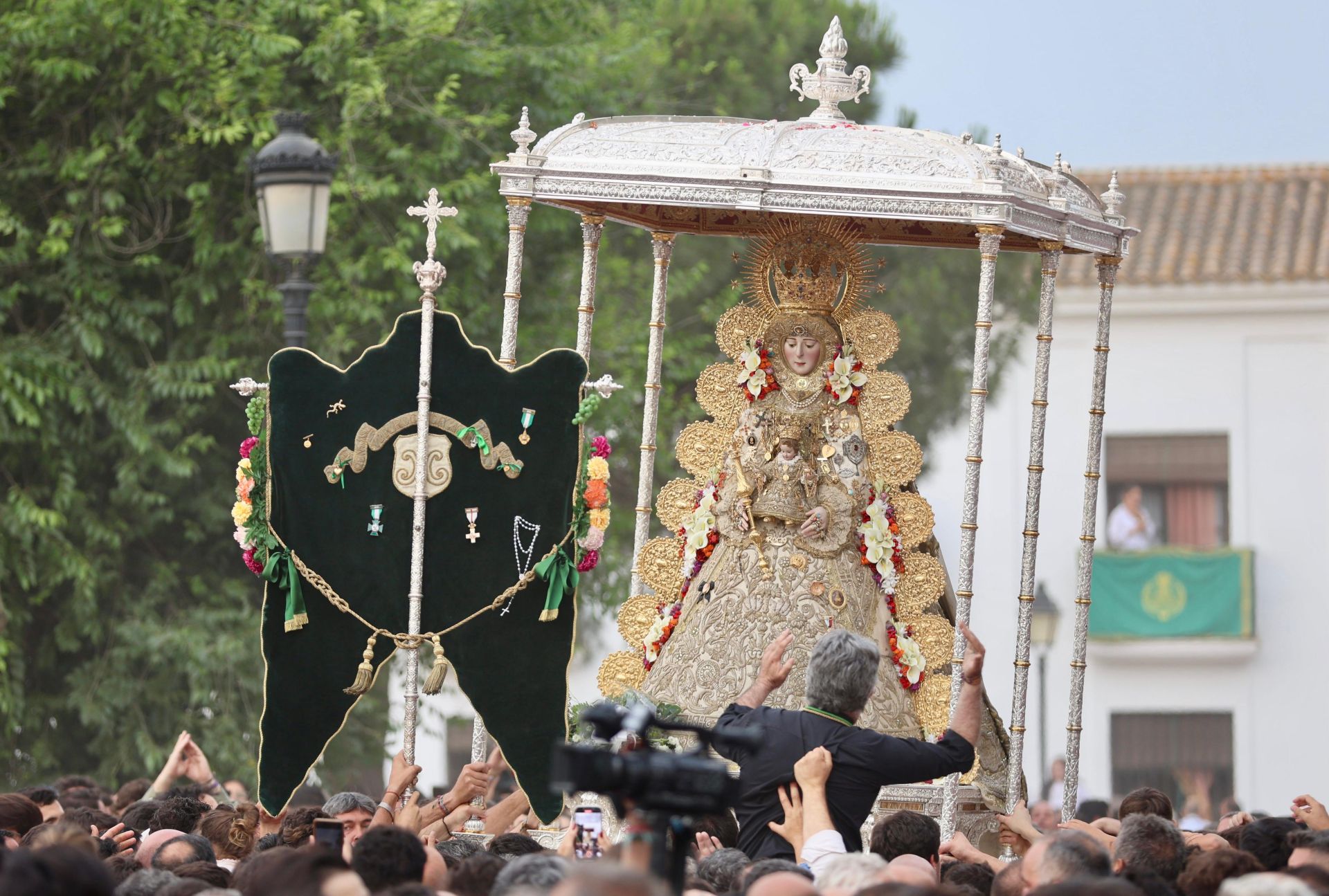 Las estampas que ha dejado la histórica procesión de la Virgen del Rocío por su aldea este 2025