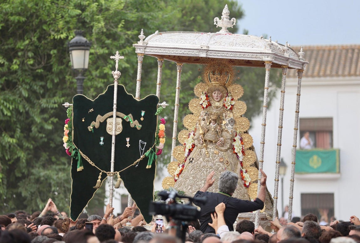 Las estampas que ha dejado la histórica procesión de la Virgen del Rocío por su aldea este 2025