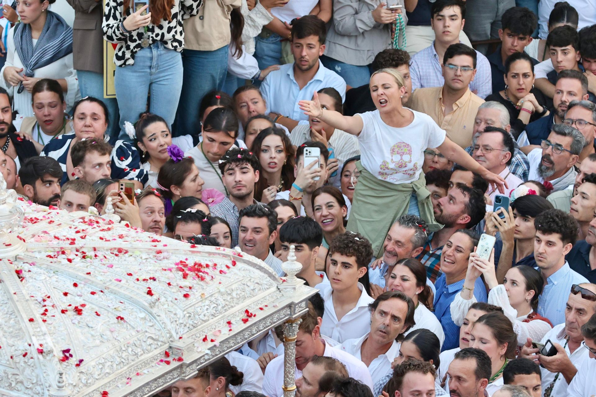 Las estampas que ha dejado la histórica procesión de la Virgen del Rocío por su aldea este 2025