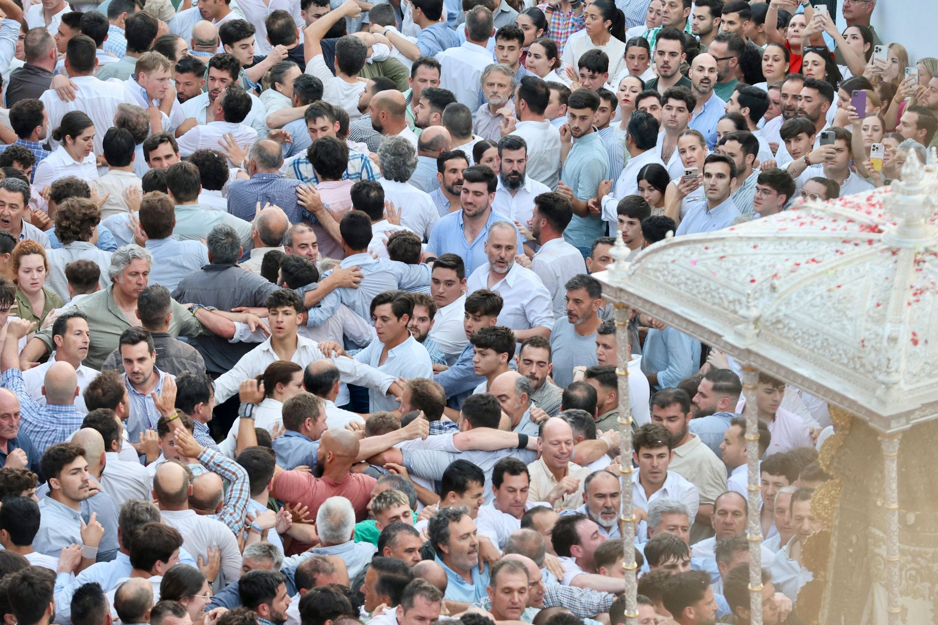 Las estampas que ha dejado la histórica procesión de la Virgen del Rocío por su aldea este 2025
