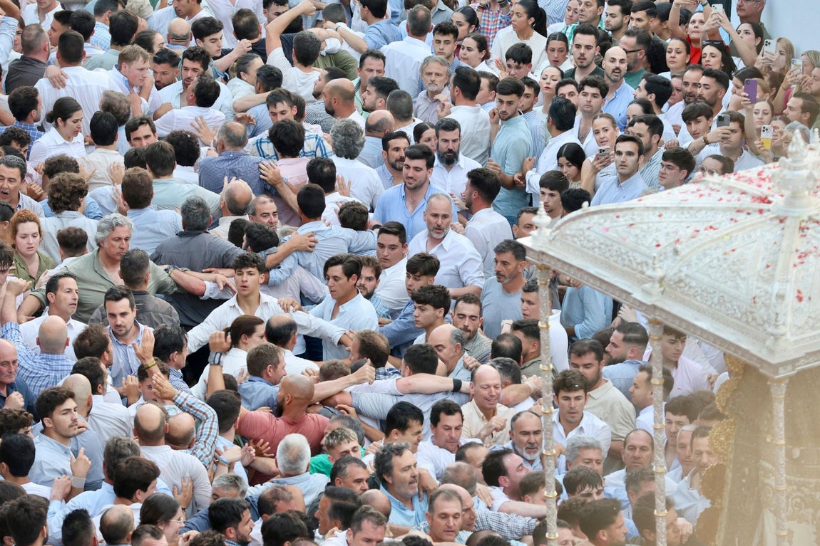 Las estampas que ha dejado la histórica procesión de la Virgen del Rocío por su aldea este 2025