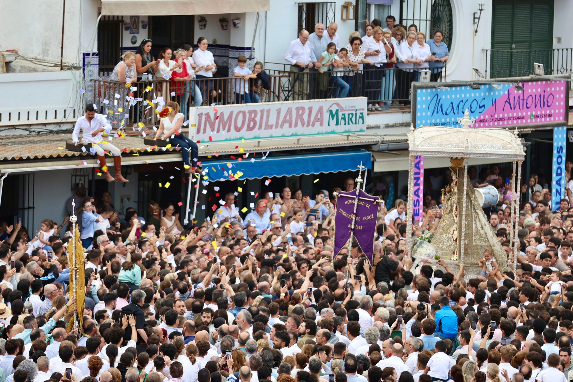 Las estampas que ha dejado la histórica procesión de la Virgen del Rocío por su aldea este 2025