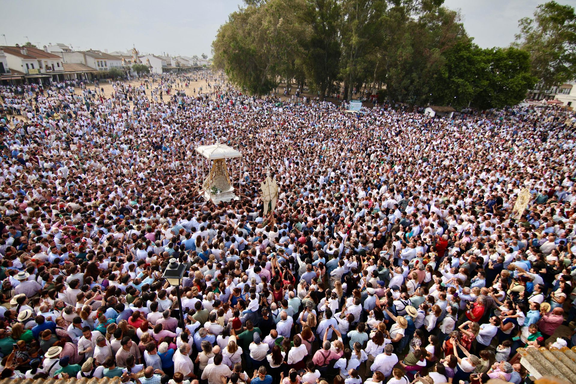 Las estampas que ha dejado la histórica procesión de la Virgen del Rocío por su aldea este 2025