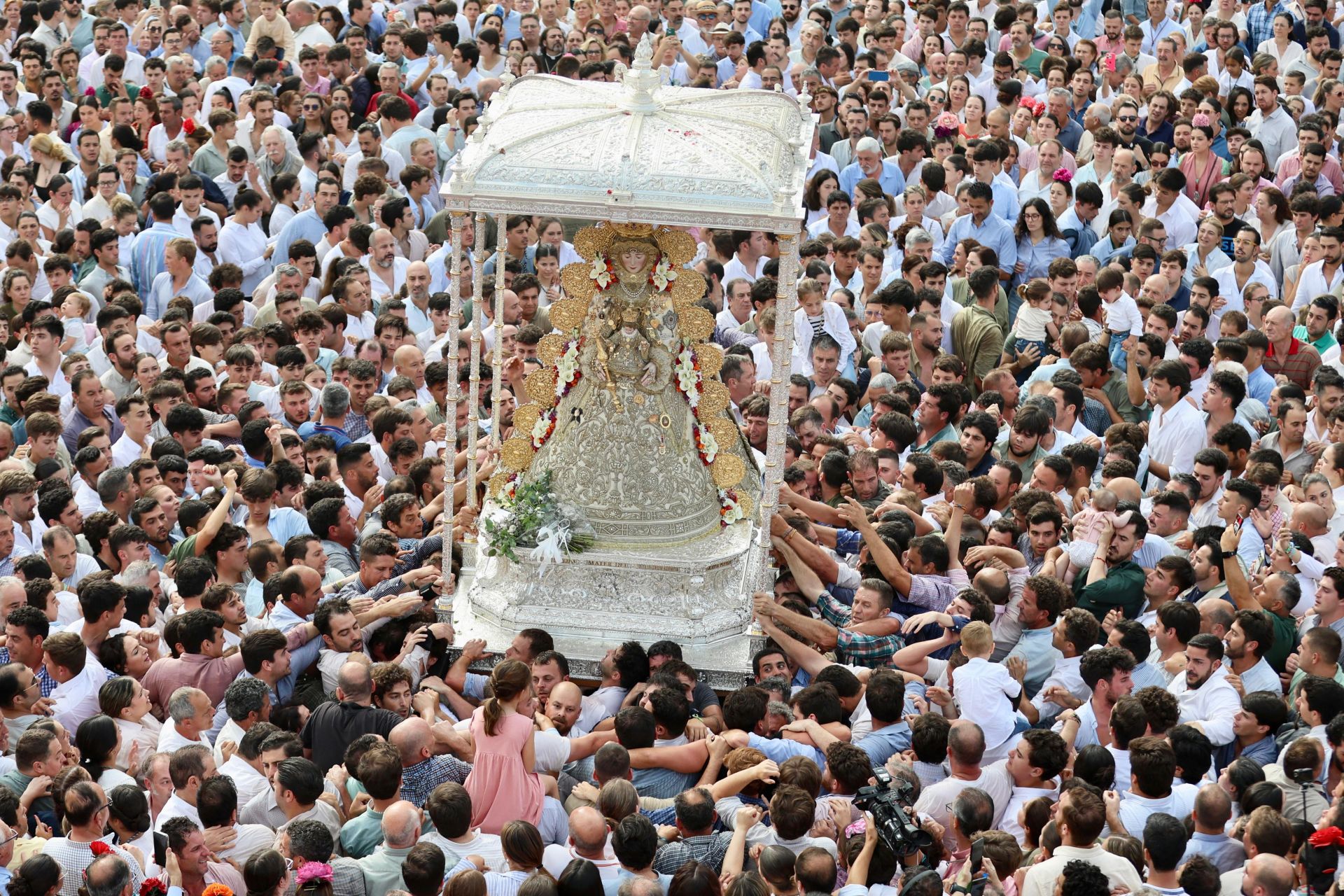 Las estampas que ha dejado la histórica procesión de la Virgen del Rocío por su aldea este 2025
