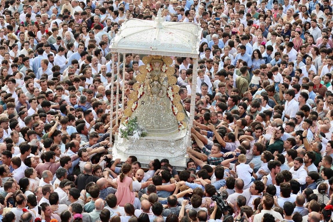 Las estampas que ha dejado la histórica procesión de la Virgen del Rocío por su aldea este 2025