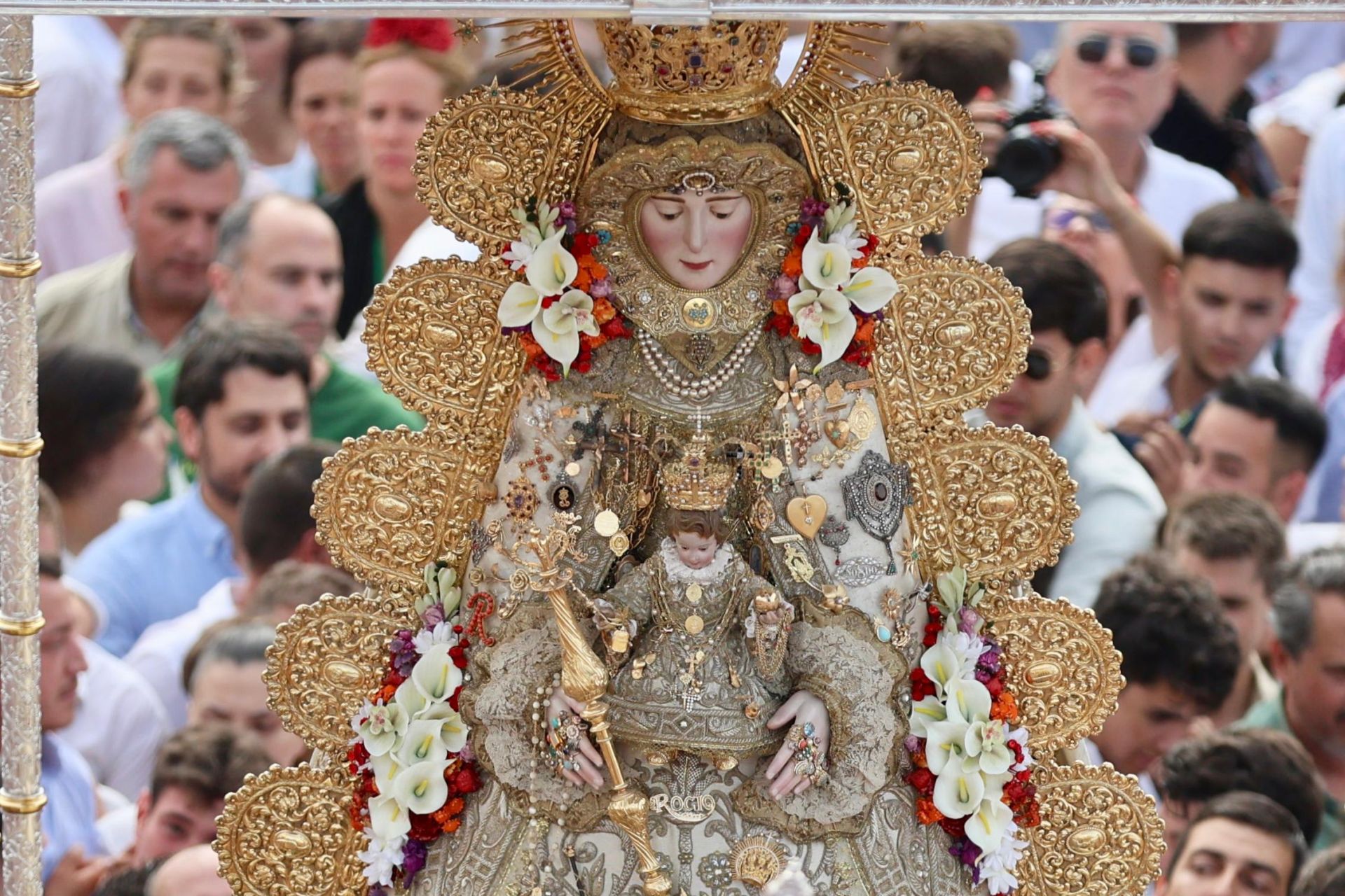 Las estampas que ha dejado la histórica procesión de la Virgen del Rocío por su aldea este 2025