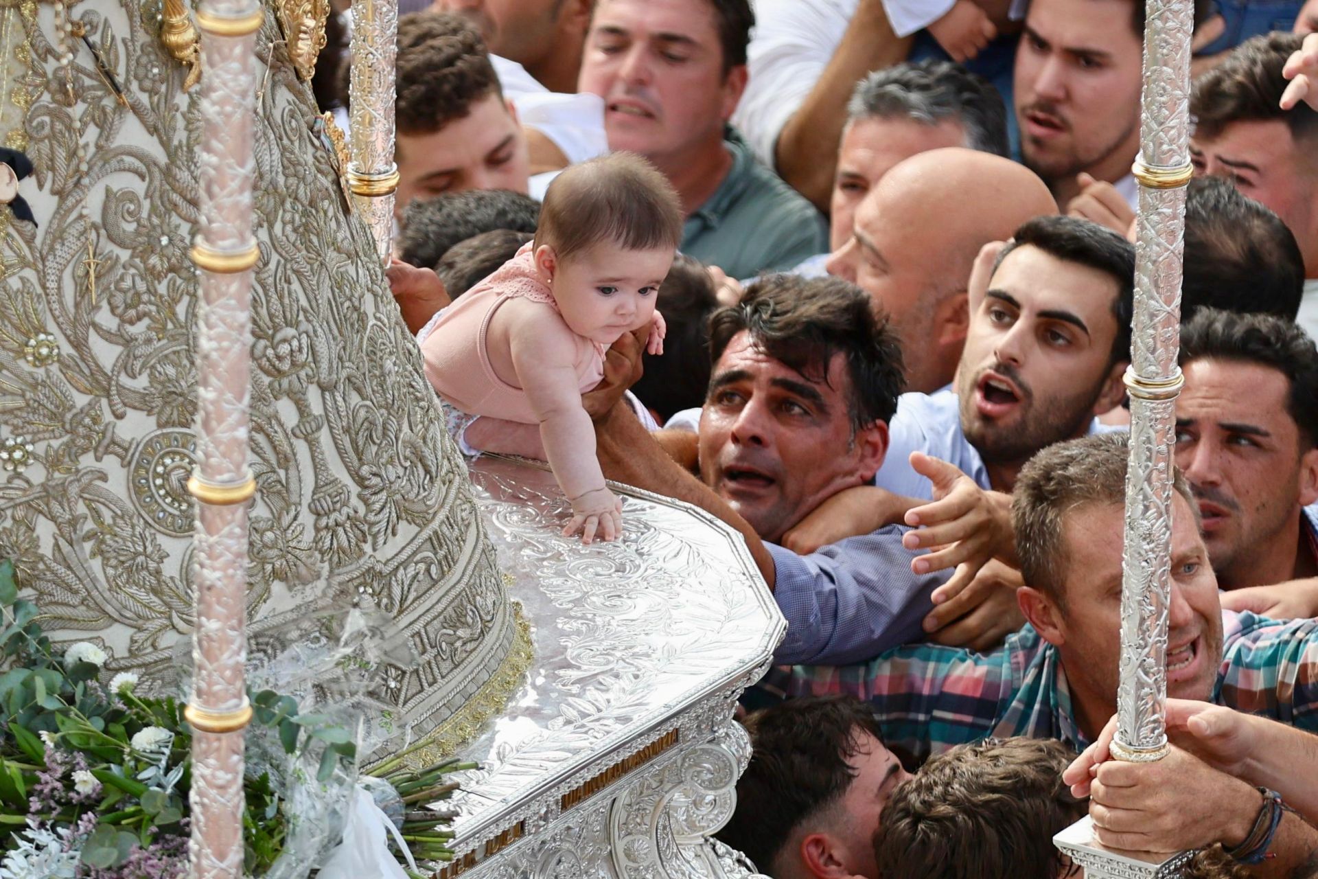 Las estampas que ha dejado la histórica procesión de la Virgen del Rocío por su aldea este 2025
