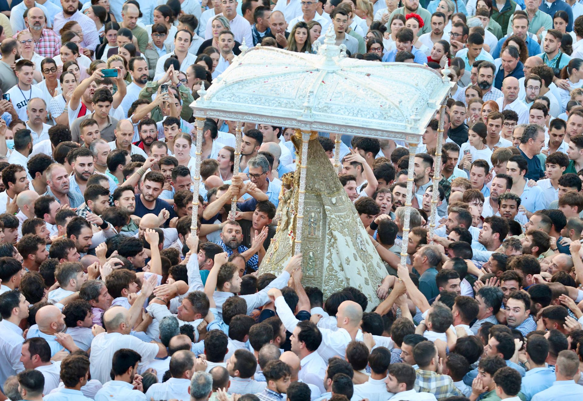Las estampas que ha dejado la histórica procesión de la Virgen del Rocío por su aldea este 2025