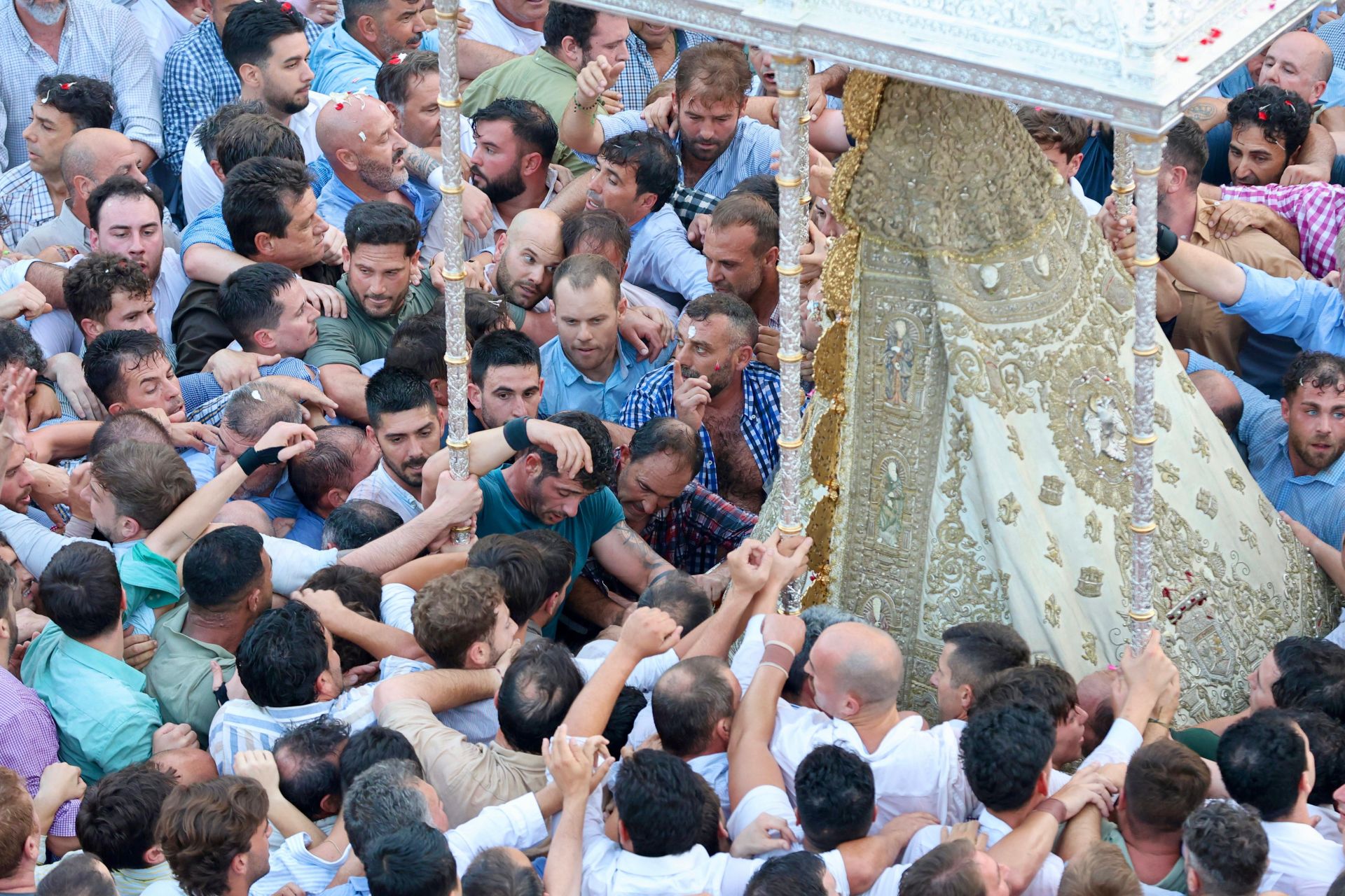 Las estampas que ha dejado la histórica procesión de la Virgen del Rocío por su aldea este 2025