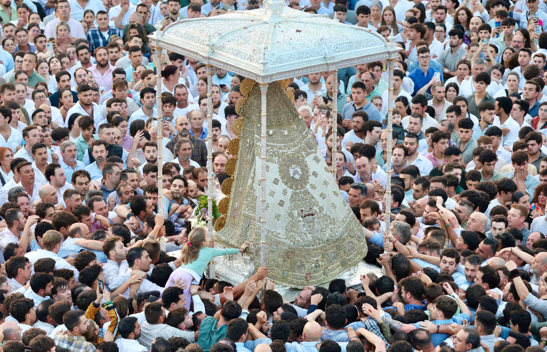 Las estampas que ha dejado la histórica procesión de la Virgen del Rocío por su aldea este 2025