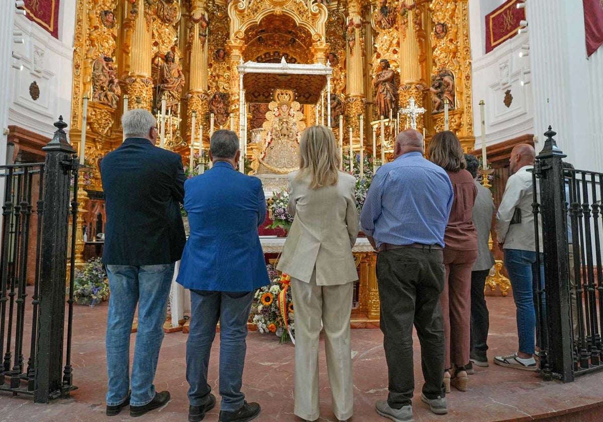 Los responsables institucionales ante la imagen de la Virgen en el santuario rociero