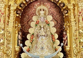 La Virgen del Rocío vuelve a su retablo tras la romería de 2025