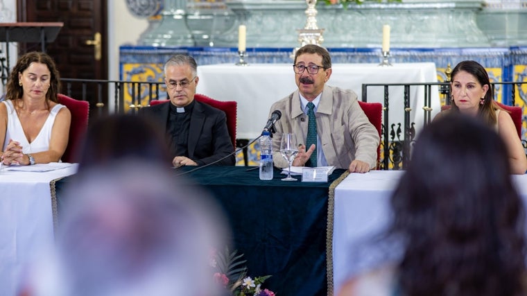 El presidente de la hermandad durante la presentación de los actos