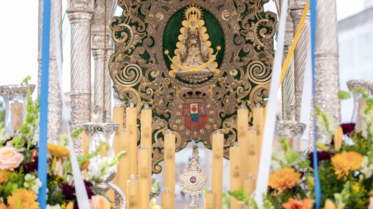 La reliquia de San Manuel González García los pies del Simpecado