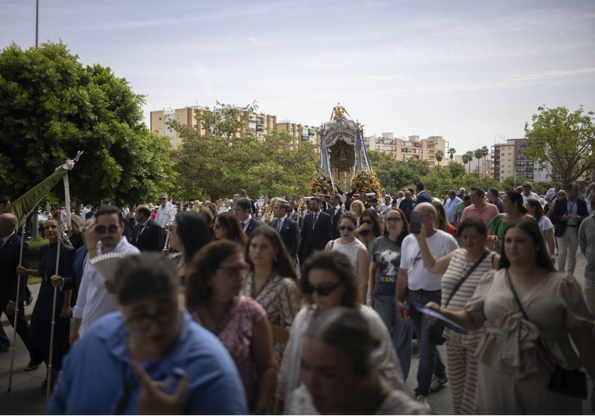Todas las imágenes del traslado del simpecado de la Hermandad del Rocío al Polvorín