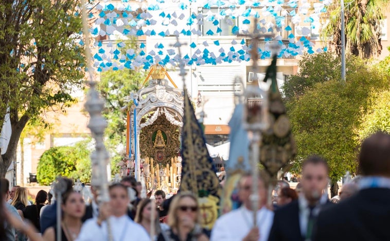 Imagen principal - La Hermandad del Rocío de Huelva visita a la Virgen de la Cinta en el ecuador de su misión jubilar