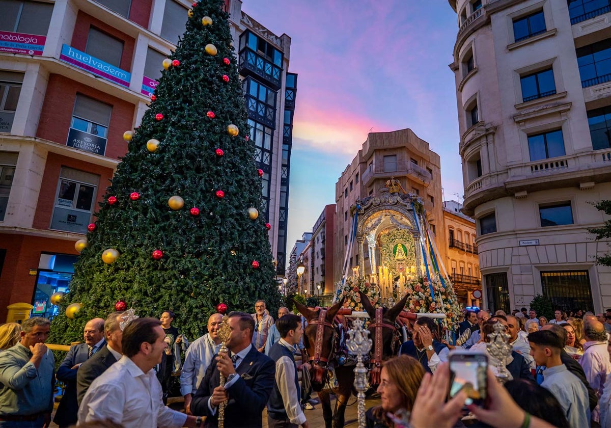 La carroza de Huelva junto al árbol de Navidad que luce prematuramente en La Placeta