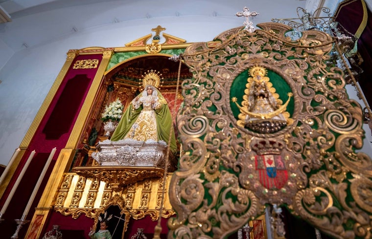 El Simpecado a los pies de la Virgen de la Esperanza