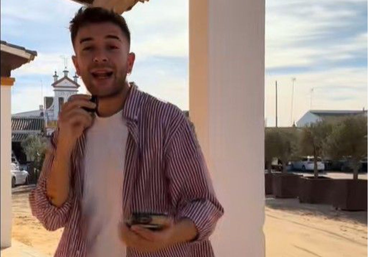 Este creador de contenido durante su visita a la aldea almonteña