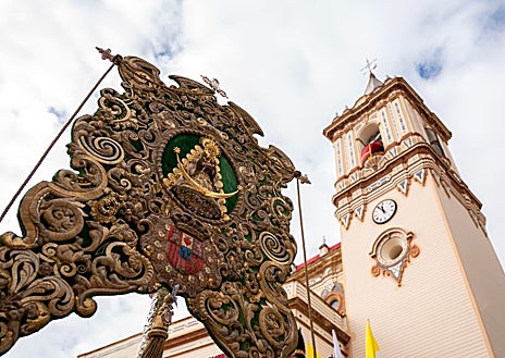 Imagen secundaria 1 - Arriba, la filial rociera en su camino de vuelta a su casa hermandad tras casi dos meses. Sobre estas líneas, el simpecado junto a la Mayor de San Pedro y cantes al paso de la carroza de plata