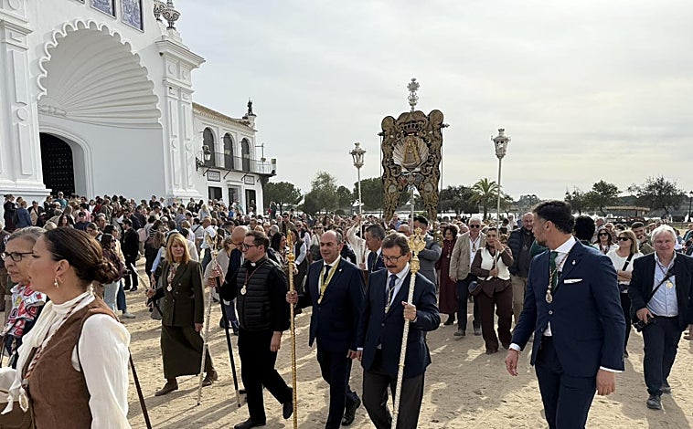 Imagen principal - Imágenes del paso de Emigrantes por la aldea