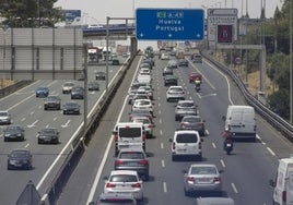 La DGT recuerda que llevar este dispositivo en el coche puede suponer multas de hasta 200 euros