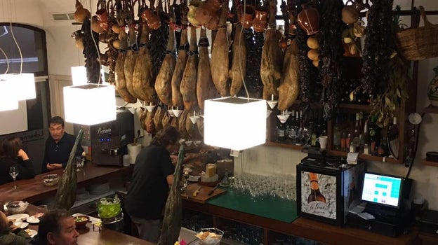 Barra de la Taberna El Condado, en el centro de Huelva