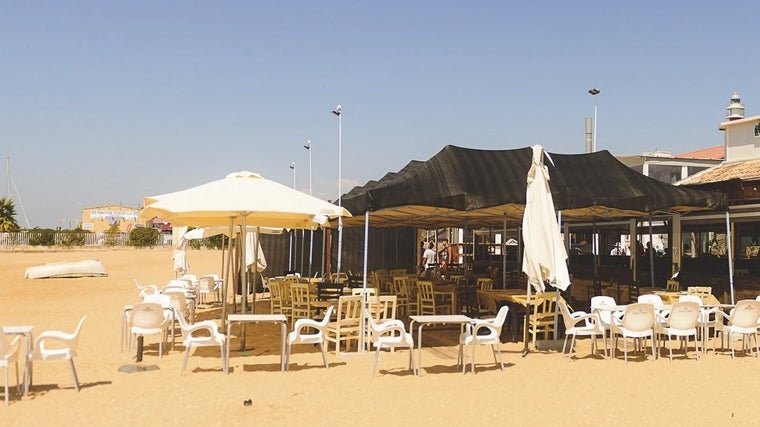 Terraza del Restaurante Caribe II a pie de playa, en El Rompido