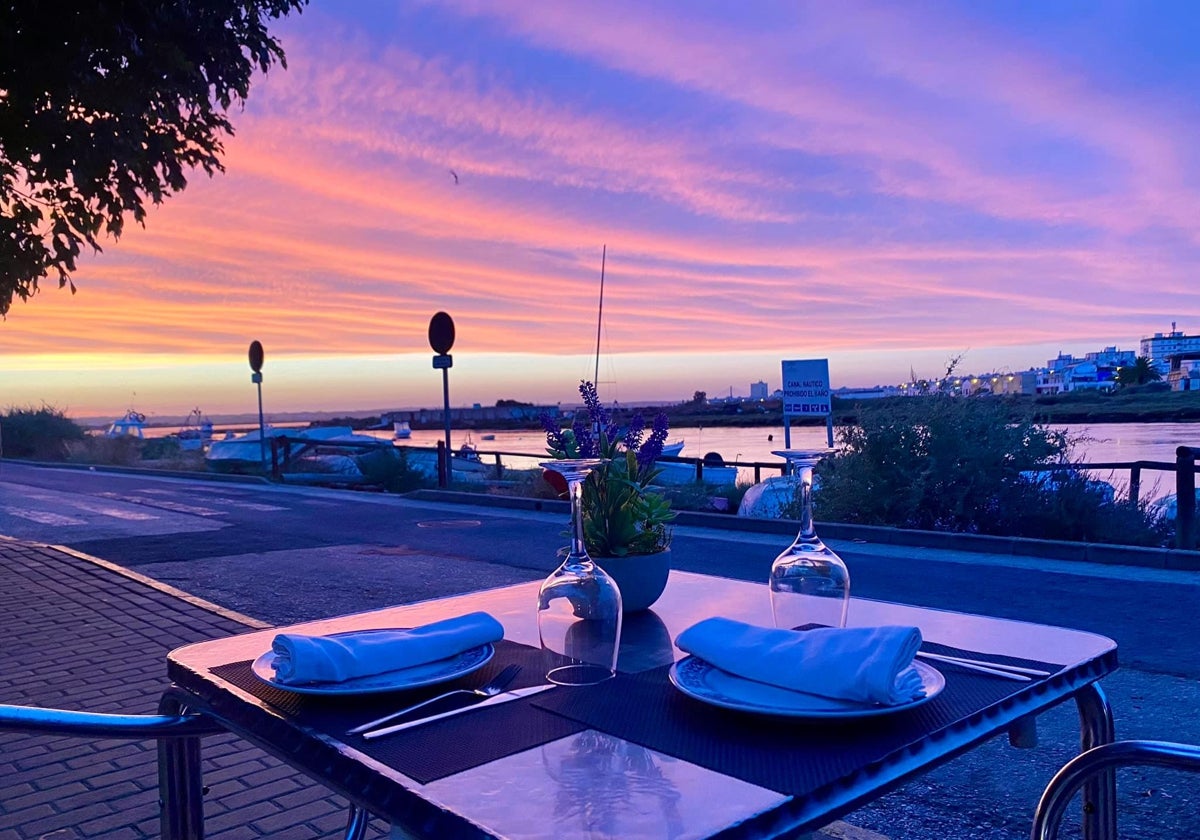 Terraza del Restaurante La Rana, en Ayamonte, con vistas al Guadiana