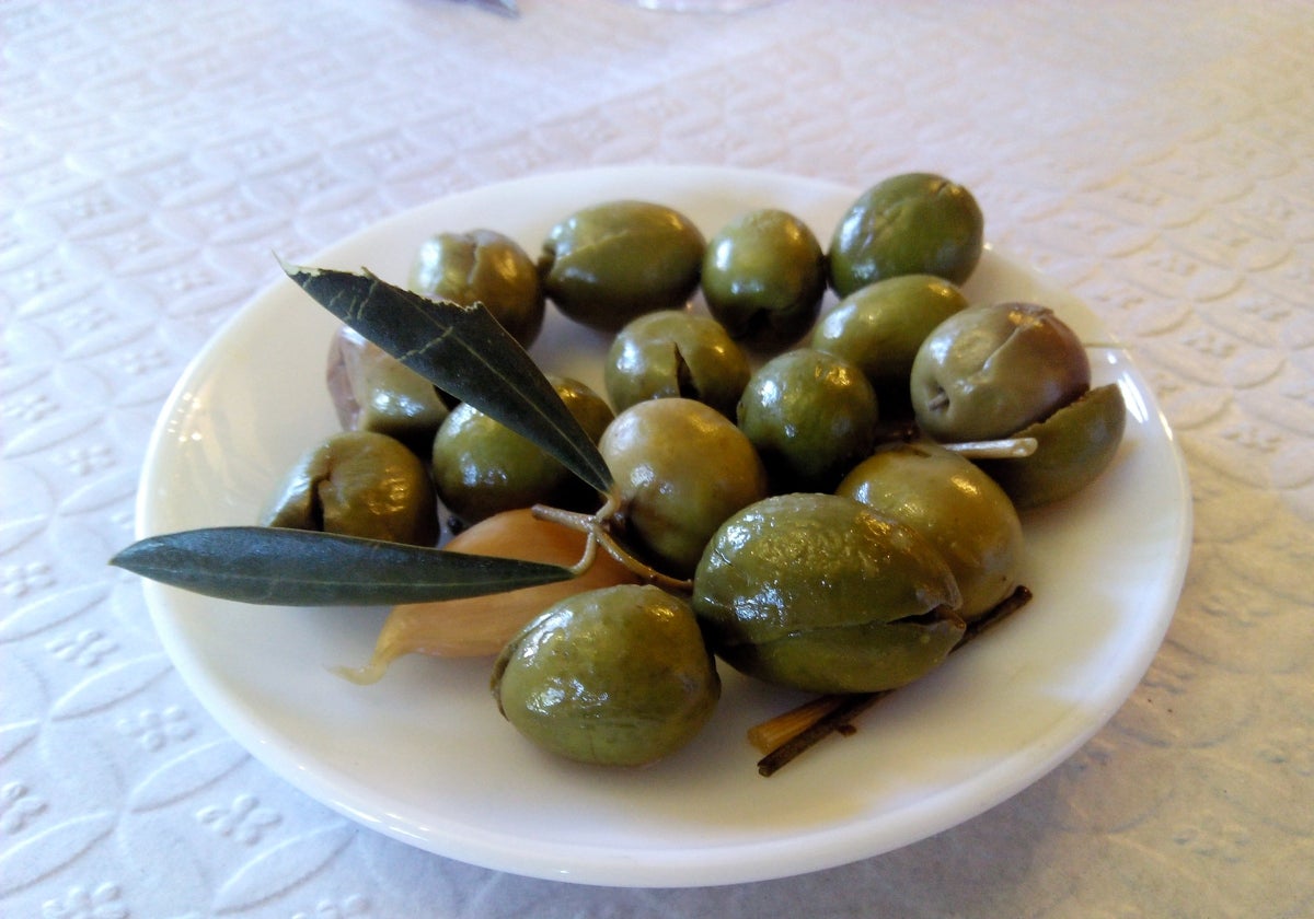 Imagen de archivo de un plato de aceitunas ya machacadas y aliñadas