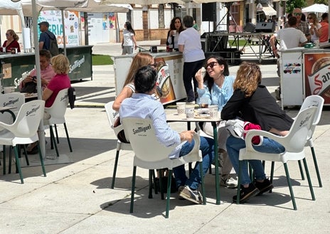 Imagen secundaria 1 - Arriba, una olla de caracoles listos para degustar en uno de los puestos de la feria. Sobre estas líneas, ambiente durante las primeras horas de la muestra gastronómica y la familia Infante tras el mostrador