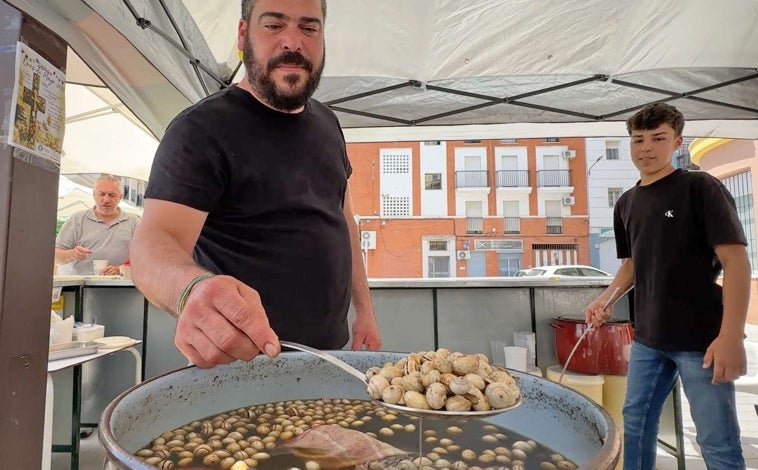 Imagen principal - Arriba, una olla de caracoles listos para degustar en uno de los puestos de la feria. Sobre estas líneas, ambiente durante las primeras horas de la muestra gastronómica y la familia Infante tras el mostrador
