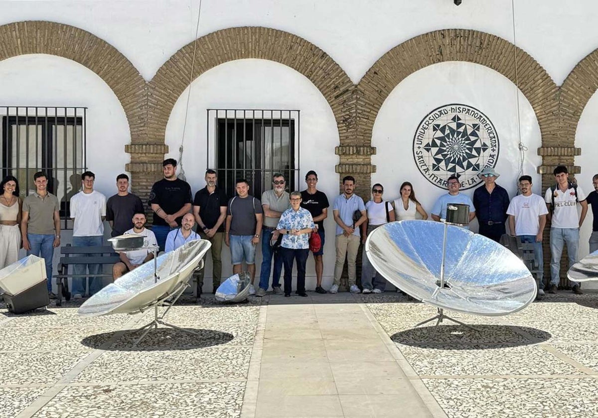 Foto de familia del curso de verano, celebrado en La Rábida