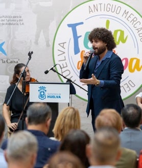 Imagen secundaria 2 - Las autoridades en el pregón de la Feria de la Tapa a cargo de Mariano Peña en el Ayuntamiento y abajo la actuación de Juani Mora