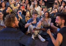 Manuel Carrasco y Camilo improvisan a pie de calle en pleno centro de Sevilla