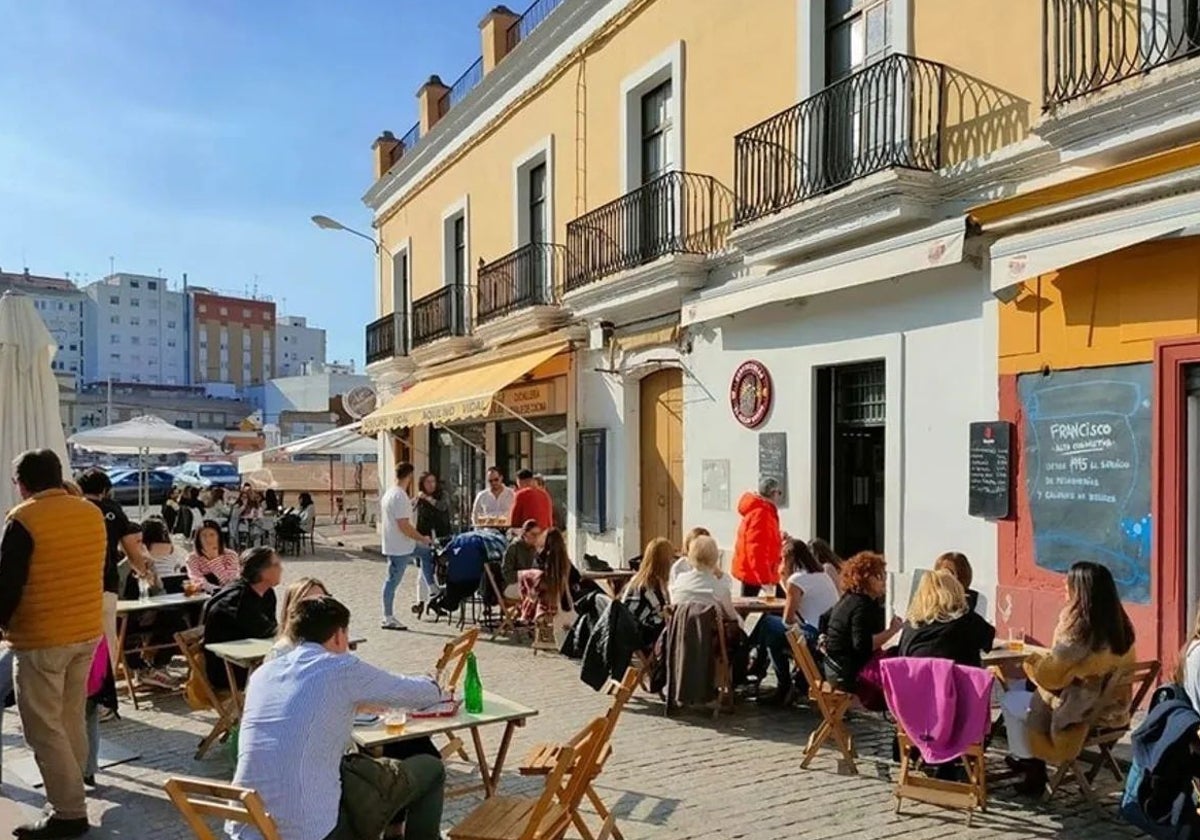 Ambiente en la terraza del bar Gallo Negro en el centro de Huelva