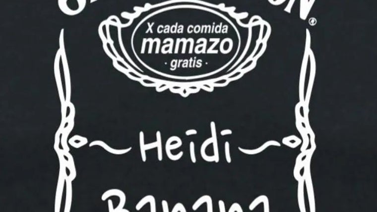 El peculiar cartel que anuncia un «mamazo gratis» por cada comida en el chiringuito Heidi Bananas de Matalascañas