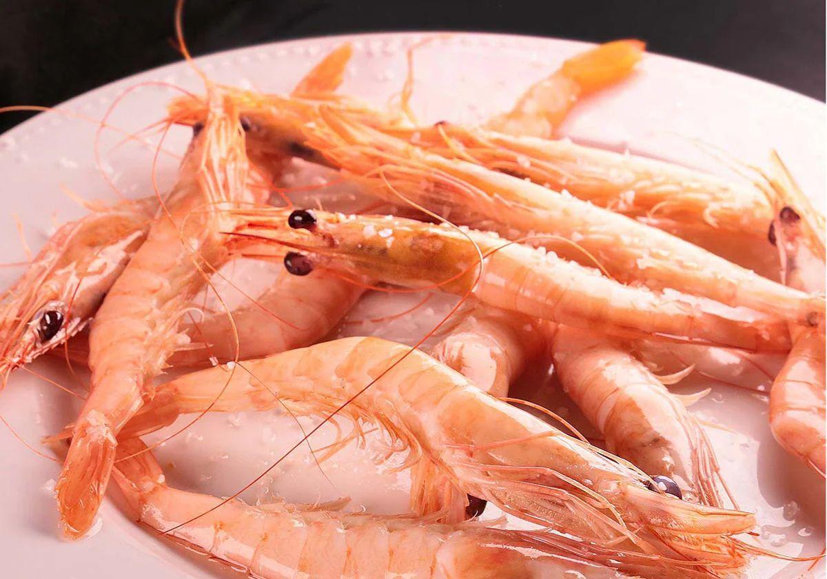 Plato de gambas en un restaurante de Huelva capital