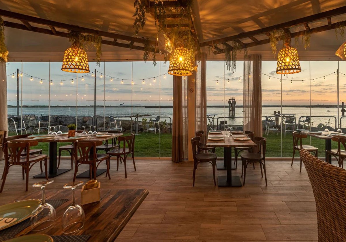 Vistas desde la zona interior del restaurante La Cantina del Puerto, en Huelva