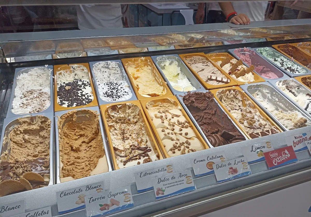 Vitrina de helados de Ciervo Azul, una de las mejores heladerías de la costa de Huelva, ubicada en Matalascañas