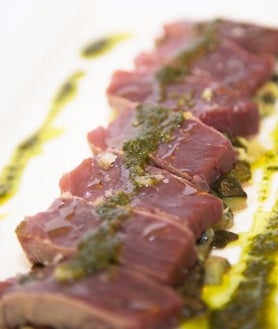 Imagen secundaria 2 - El plato de atún que provoca peregrinaciones a la costa de Huelva se come en este bar