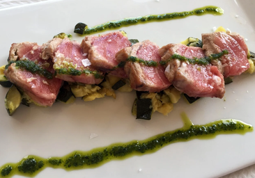 El plato de atún que provoca peregrinaciones a la costa de Huelva se come en este bar