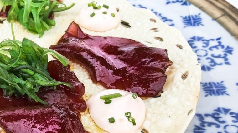 Plato de atún rojo de almadraba servido en el Restaurante Casa Dirección