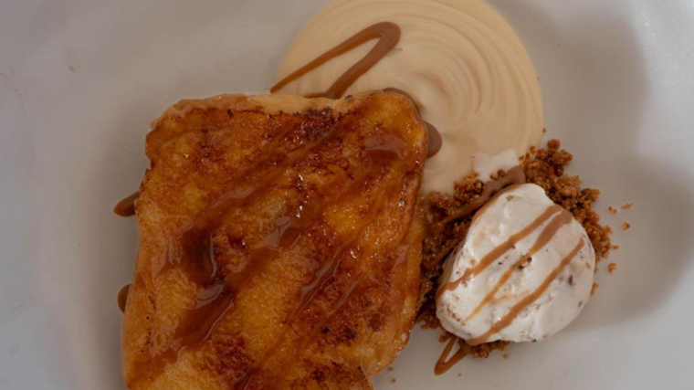 Torrija con helado servida en el Restaurante la Patera