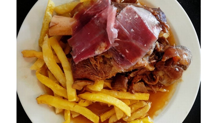 Codillo de cerdo con salsa de boletus servido en el Restaurante Biarritz, en Fuenteheridos