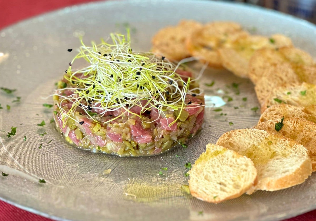 Plato de tartar servido en este restaurante de Aracena en el que el mar y la montaña se dan la mano