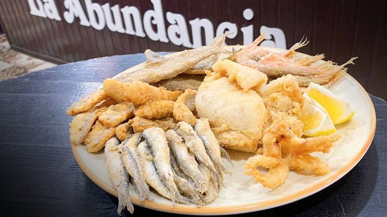 Plato de pescado frito servido en la Abacería La Abundancia